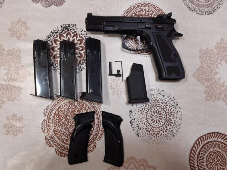 Vendo CZ 75 B comprada nueva en el 2008 ( la estrené yo)....tiene tres cargadores...pasador carro de repuesto....ayuda 02