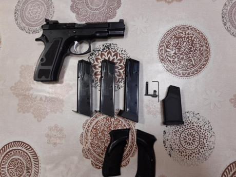 Vendo CZ 75 B comprada nueva en el 2008 ( la estrené yo)....tiene tres cargadores...pasador carro de repuesto....ayuda 01