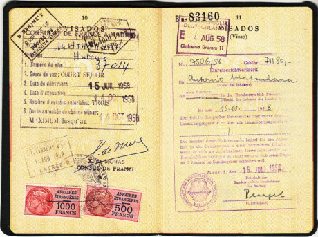  EN RECUERDO Y HOMENAJE A LOS QUE YA NO ESTÁN. 

Si pones en  GOOGLE   PASAPORTES EN LA MEMORIA  da igual 82