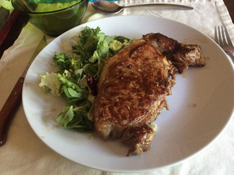 Hoy para comer acelgas hervidas y chuletón de vaca gallega vieja con seis semanas de maduración en cámara 101
