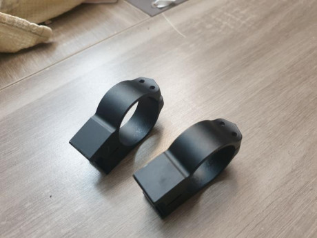 juego de anillas leupold desmontables bajas de 1 pulgada, y otro de anillas warne fijas altas de 34mm.
ambas 12