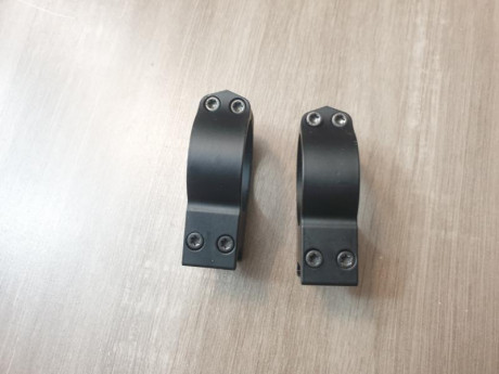 juego de anillas leupold desmontables bajas de 1 pulgada, y otro de anillas warne fijas altas de 34mm.
ambas 10