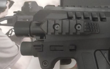 Vendo Ronin de CAA para Glock , le falta un trozo en la punta como se ve en las fotos ( en la segunda 02