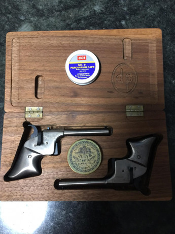 Mini pistolas Perdersoli calibre 4.3 accionadas con pistón fulminante . Nuevas con 12 disparos .
Se regalan 00