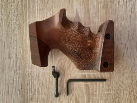 Vendo una cacha de Cesareo Morini talla M sin retocar para Walther GSP, y regalo pieza de sujeción al 02
