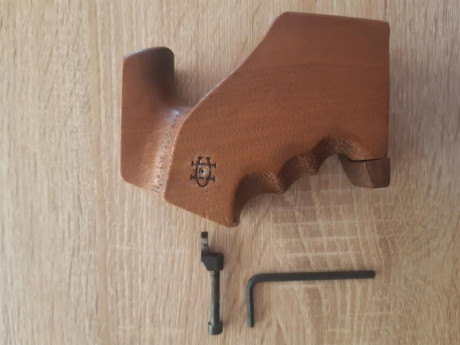 Vendo una cacha de Cesareo Morini talla M sin retocar para Walther GSP, y regalo pieza de sujeción al 01