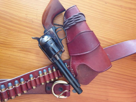 pues eso me quiero centrar solo en ipsc y caza 
 Revolver aldo uberti del 44-40  550€ con certificado 00