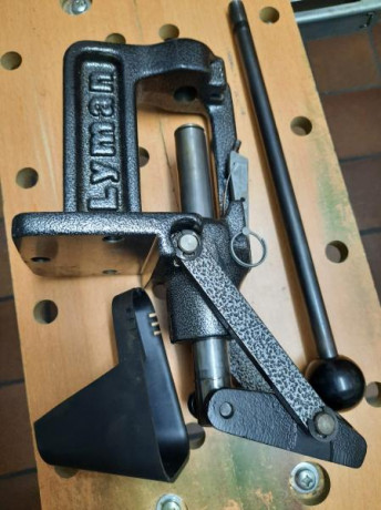 VENDO PRENSA LYMAN CRUSHER II en perfecto estado. 100e mas portes. No esta homologada. VENDIDA 00