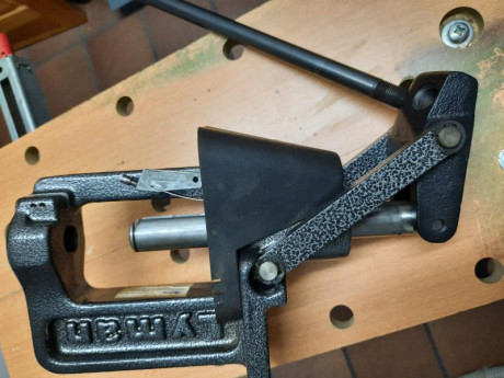 VENDO PRENSA LYMAN CRUSHER II en perfecto estado. 100e mas portes. No esta homologada. VENDIDA 10