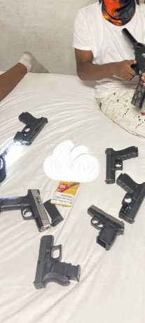  Un civil armado abate a un tirador que había matado a tres personas en un centro comercial de Estados 100