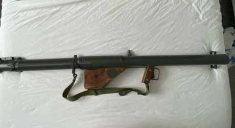 a la venta una Reproducción de Bazooka M1A1 US, fabricado en metal y madera, diámetro del tubo 60mm, largo 01