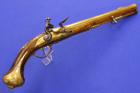 Voy a colocar unas fotos de un arma larga alemana de llave de mecha del siglo XVI. 122