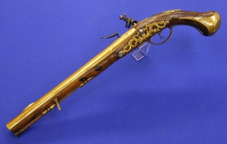 Voy a colocar unas fotos de un arma larga alemana de llave de mecha del siglo XVI. 121
