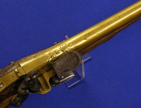 Voy a colocar unas fotos de un arma larga alemana de llave de mecha del siglo XVI. 131