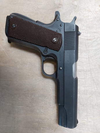 Muy buena colt clásico de la segunda guerra mundial, acabado original.

Cañon muy bien. Empuñadura marcado 02