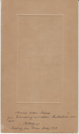  EN RECUERDO Y HOMENAJE A LOS QUE YA NO ESTÁN. 

Si pones en  GOOGLE    PASAPORTES EN LA MEMORIA   da 102
