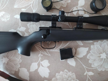 En venta por 750€ rifle Anschutz 1740, cal 222R, cargador separable de 3 disparos, gatillo normal y pelo, 20