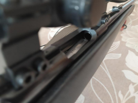 En venta por 750€ rifle Anschutz 1740, cal 222R, cargador separable de 3 disparos, gatillo normal y pelo, 30