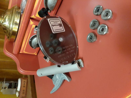 Buenas a todos.
Se vende:
Empistonador manual HORNADY (casi sin uso) + 5 shellholders y 2 bandejas para 30