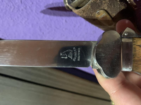 Se trata de un cuchillo de paracaidistas alemanes. 
El cuchillo está intacto nunca ha sido afilado no 31