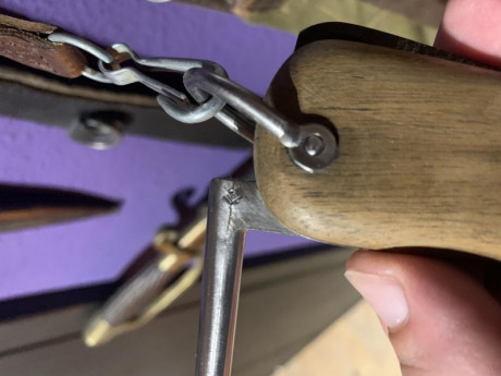 Se trata de un cuchillo de paracaidistas alemanes. 
El cuchillo está intacto nunca ha sido afilado no 30