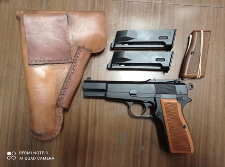 Pistola réplica de la Browning HP35 de la segunda guerra mundial, 2 cargadores, 2 juegos de cachas una 02
