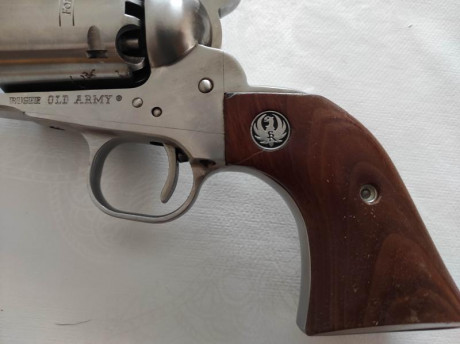 Vendo revolver avancarga Ruger Old Army.
Modelo Inox. Casi sin uso por eso lo vendo. 
Cañon de 7,5 pulgadas. 01