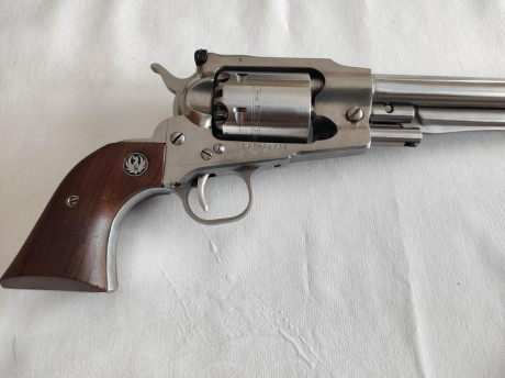 Vendo revolver avancarga Ruger Old Army.
Modelo Inox. Casi sin uso por eso lo vendo. 
Cañon de 7,5 pulgadas. 00