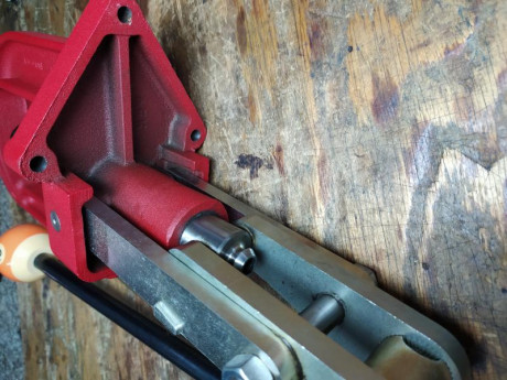 Buenas, pongo está prensa de hierro fundido, prácticamente nueva, por que he comprado una Dillon. No tiene 02