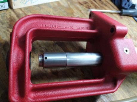 Buenas, pongo está prensa de hierro fundido, prácticamente nueva, por que he comprado una Dillon. No tiene 01