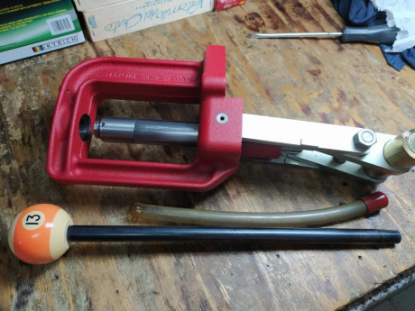 Buenas, pongo está prensa de hierro fundido, prácticamente nueva, por que he comprado una Dillon. No tiene 00