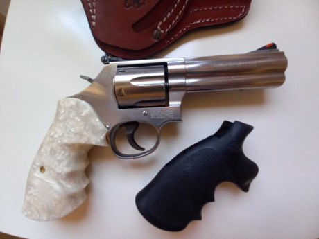 Buenos días,

Vendo mi Smith & Wesson 686 357 magnum de cuatro pulgadas.

Se encuentra en perfecto 10
