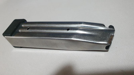 Por no usar, vendo este cargador STI en 9 mm. en perfecto estado.  Caben 21 cartuchos. Precio: 60 eur 02