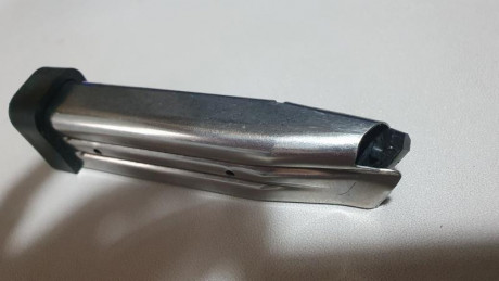 Por no usar, vendo este cargador STI en 9 mm. en perfecto estado.  Caben 21 cartuchos. Precio: 60 eur 01