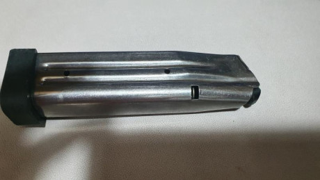 Por no usar, vendo este cargador STI en 9 mm. en perfecto estado.  Caben 21 cartuchos. Precio: 60 eur 00