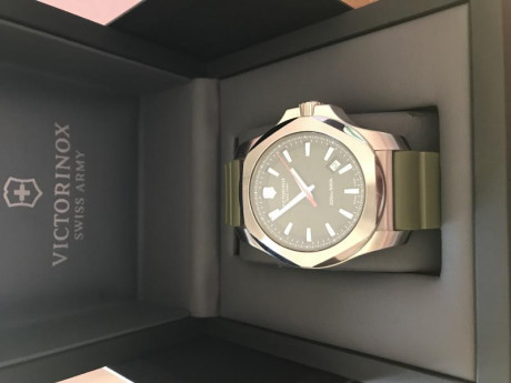 Vendo este reloj Victorinox Swiss Army en perfecto estado y descatalogado por la marca en este color verde 00