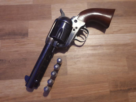 Pongo en venta este revólver del 45 Col en buen estado de conservación y poco uso está en la provincia 00