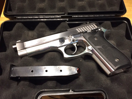 VENDIDA a ALEX. 
Se vende pistola Taurus PT99 AFS, realizada integramente en acero inoxidable, en un estado 01
