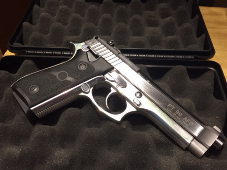 VENDIDA a ALEX. 
Se vende pistola Taurus PT99 AFS, realizada integramente en acero inoxidable, en un estado 00