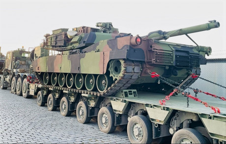 Mirad la foto:

Si, es el nuevo Abrams, llamado M1A2C; han hecho su trabajo con la protección activa. 72