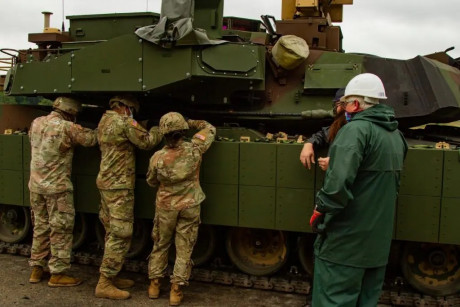 Mirad la foto:

Si, es el nuevo Abrams, llamado M1A2C; han hecho su trabajo con la protección activa. 80