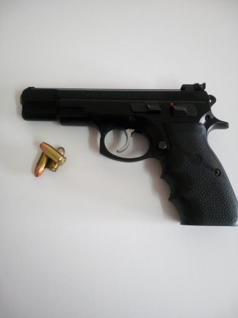 Vendo CZ85 combat  del calibre 9mmpb en muy buen estado con maletin y dos cargadores.Esta guiada en F 02