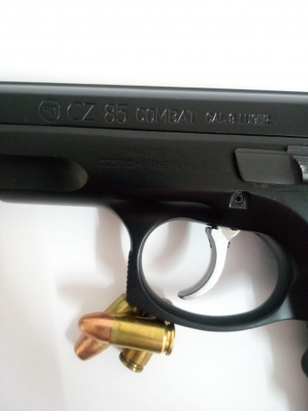 Vendo CZ85 combat  del calibre 9mmpb en muy buen estado con maletin y dos cargadores.Esta guiada en F 01