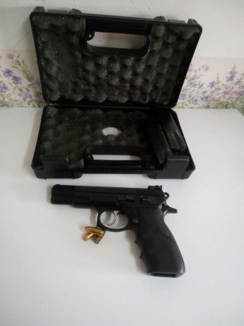 Vendo CZ85 combat  del calibre 9mmpb en muy buen estado con maletin y dos cargadores.Esta guiada en F 00