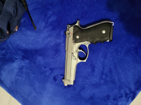 La compre nueva el año pasado y solo a disparado 1 caja de balas 
Incluye su maletín 2 cargadores originales 01