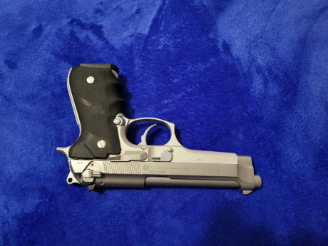 La compre nueva el año pasado y solo a disparado 1 caja de balas 
Incluye su maletín 2 cargadores originales 00