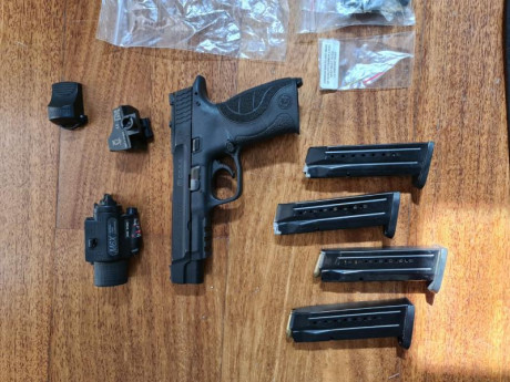 Buenos días, vendo la siguiente pistola:

Es una mp9 CORE de 5" en perfecto estado interior y exterior. 02