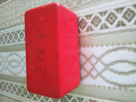  Caja con 31 tubos para dosis de pólvora negra, también pueden ser utilizados para almacenar dosis de 00