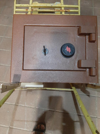 Vendo Armero para arma corta de la marca Soler. Mide 50 cm de ancho por 40 de alto y 40 de fondo y pesa 02