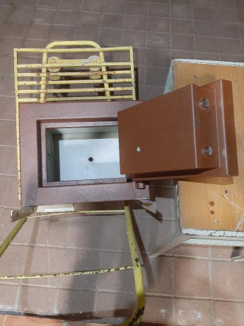 Vendo Armero para arma corta de la marca Soler. Mide 50 cm de ancho por 40 de alto y 40 de fondo y pesa 01